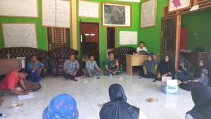 Babinsa Koramil 431-03/Kelapa melaksanakan Komsos dan merencanakan Kerja bakti di Desa binaan