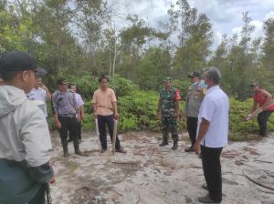 Babinsa Koramil Bukit Batu Lakukan Pendampingan Pengukuran Batas Tanah Aset Daerah Dinas Perikanan