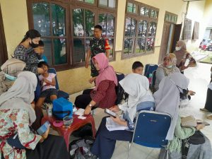 Babinsa Koramil 431-02/Muntok melaksanakan monitoring vaksinasi
