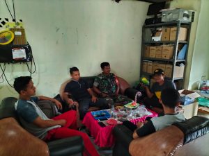 Babinsa Koramil 431-03/Kelapa melaksanakan Komsos tentang Kamtibmas