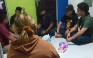 Depcollector memaksa mengambil mobil di jalan dari seorang Wartawati