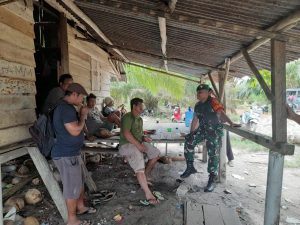 pastikan wilayahnya aman, Babinsa Koramil 431-03/Kelapa melaksanakan Komsos di desa binaan