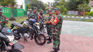 Cek Kelengkapan Randis Anggota, Danramil Pahandut: Beri Contoh dan Tauladan Bagi Masyarakat Bahwa TNI Juga Taat Hukum