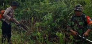 Babinsa Bersama Warga Gotong Royong Bersihkan Poros Jalan Kelurahan Marang