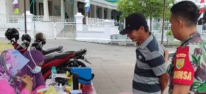 Babinsa Koramil 431-02/Muntok melaksanakan monitoring vaksinasi