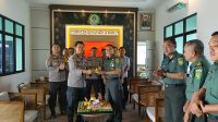 HUT TNI Ke-77, Polres Bangka Barat Berikan Tumpeng Kepada Kodim 0431/Bangka Barat