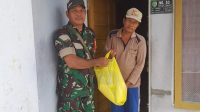 Babinsa Koramil Pahandut Berikan Bantuan Sembako Kepada Warga Tidak Mampu