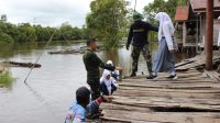 Tim Satgas TMMD Kodim Palangka Raya, Bantu Pelajar Seberangi Sungai Menuju Sekolah