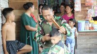 Anggota Satgas TMMD Kodim Palangka Raya Buka Layanan Pangkas Rambut Gratis Bagi Warga dan Anak-Anak