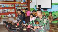 Anggota Satgas TMMD Kodim 1016/Palangka Raya Latih Anak-Anak Musik Tradisional Dayak
