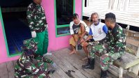 Personel Satgas TMMD Kodim 1016 Palangka Raya Jalin Komsos Sebagai Sarana Merebut Hati Rakyat