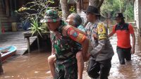 Tim Terpadu TNI-Polri dan BPBD Kota Palangka Raya Pantau Serta Cek Kesehatan Warga Terdampak Banjir di Kelurahan Marang