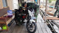 Personel Satgas TMMD Kodim 1016/Palangka Raya Bantu Perbaiki Motor Warga
