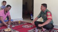 Pastikan wilayahnya aman, Babinsa Koramil 431-02/Muntok melaksanakan Komsos di Desa binaan