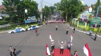 Peringati Hari Pahlawan, Pemotor Berhenti di Simpang Jalan dan Heningkan Cipta