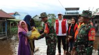 Kasdim Tinjau Kondisi Banjir Serta Bagikan Sembako Kepada Warga Yang Terdampak