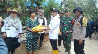 Danramil Dampingi Walikota Palangka Raya Bagikan Sembako Kepada Warga Terdampak Banjir