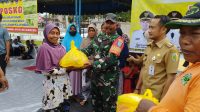 Babinsa Dampingi Walikota Salurkan Baksos Kepada Warga Terdampak Banjir