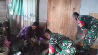 Babinsa Koramil Pahandut Bantu Warga Bersihkan Lumpur Bekas Banjir