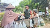 Batuud Koramil 431-2/Kelapa Komsos Dengan Pedagang Sayur Keliling