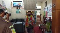 Jual Rokok Tanpa Dilekati Pita Cukai, Penjual Kopi di Babat Dijebloskan Penjara