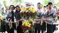 Gus Yani Dan Bu Min Naiki Mobil Listrik Milik SMK PGRI 1 Gresik. Dalam Puncak HUT Ke-77 PGRI Dan HGN Berlangsung Dengan Meriah