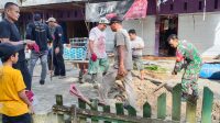 Babinsa Koramil Kurun Bersama Warga Perbaiki Akses Jalan Yang Rusak