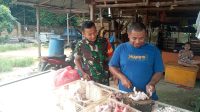 Babinsa Koramil 431-02/Mentok Komsos Dengan Pedagang Ayam Potong Desa Pelangas