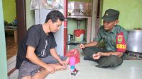 Babinsa Koramil 431-02/Muntok Beri Motivasi Kepada Pedagang Bakso di Wilayah Binaan