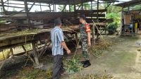 Babinsa Koramil 431-02/Muntok Serda Pahrizal Komsos Dengan Peternak Kambing
