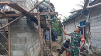 Babinsa Koramil 431-03/Kelapa Serda Sugiyanto Komsos dan Bantu Warga Desa Bulin