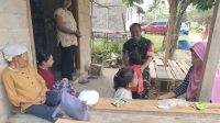 Pentingnya jaga Kesehatan diri dan kebersihan lingkungan dikatakan Babinsa Koramil 431-02/Muntok saat Komsos