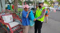 Polres Gresik Door to Door Berbagi Kepada Warga Kurang Mampu