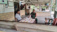 Optimalkan Kondusifitas di Desa Binaan Sertu Joko Hariadi Komsos Bersama Pemilik Penginapan