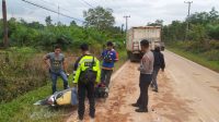 Satlantas Evakuasi Kecelakaan lalu lintas antara Sepeda Motor dengan Mobil Truck Dua Orang Meninggal Dunia