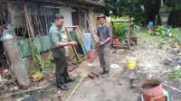 Komsos di Desa Rambat, Babinsa Koramil 431-02/Mentok,Serda Agus Prianto Beri Motivasi Kepada Tukang Las