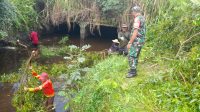Cegah Air Meluap ke Pemukiman Warga, Babinsa Panarung Gotong Royong Bersihkan Saluran Air