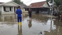 Monitoring Ketinggian Air, Personil Sat Polairud Polres Bangka Barat Melaksanakan Pengecekan Pasang Air Laut di Kp. Tanjung Laut