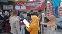 Babinsa Dampingi Dinas Ketahanan Pangan Dalam Operasi Pasar Murah Bagi Warga Kelurahan Marang