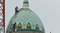 Untuk Menyambut Datangnya Bulan Suci Ramadhan, Para Pekerja Masjid Karomah Multazam Penuh Dengan Semangat