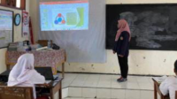MARI BERANTAS KORUPSI! MAHASISWA KKN-T UTM SOSIALISASIKAN BUDAYA ANTI KORUPSI