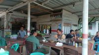 Bersama Warga dan Bhabinkamtibmas, Babinsa Koramil 431-03/Kelapa Komsos di Desa Binaan