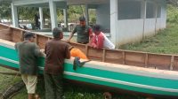 Komsos di Pesisir Pantai Desa Bukit Terak, Babinsa Ajak Nelayan Perkuat Semangat Dan Jiwa Gotong-royong