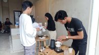 Barista – Barista Muda di Lamongan Adu Kreatif Meracik Kopi