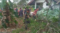 Babinsa Koramil 1016-05/Rungan Gotong Royong Bersihkan Lingkungan Sekolah SMAN 1 Rungan