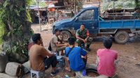 Babinsa Koramil 431-03/Kelapa Komsos Bersama Petani Karet di Desa Binaan