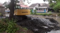 Dinas (PU SDA) Melakukan Kebersihan Sungai Di Gondanglegi kulon