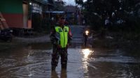 Curah Hujan Tinggi, Babinsa Koramil Tewah Cek Kondisi Wilayah Terdampak Banjir