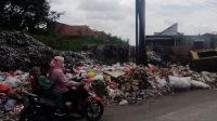 Masalah TPS Menganti Dikelukan Oleh Warga, Kepala Desa Menganti Menghindar Dari Wartawan