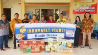 PT INDOMARKO PERDULI DAN BERBAGI, SERAHKAN LANGSUNG SEMBAKO PADA KORBAN BANJIR DI KABUPATEN GRESIK